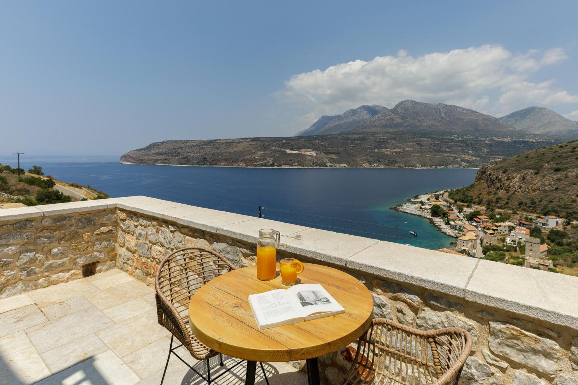 Trapela Limeni Luxury Suites Room photo