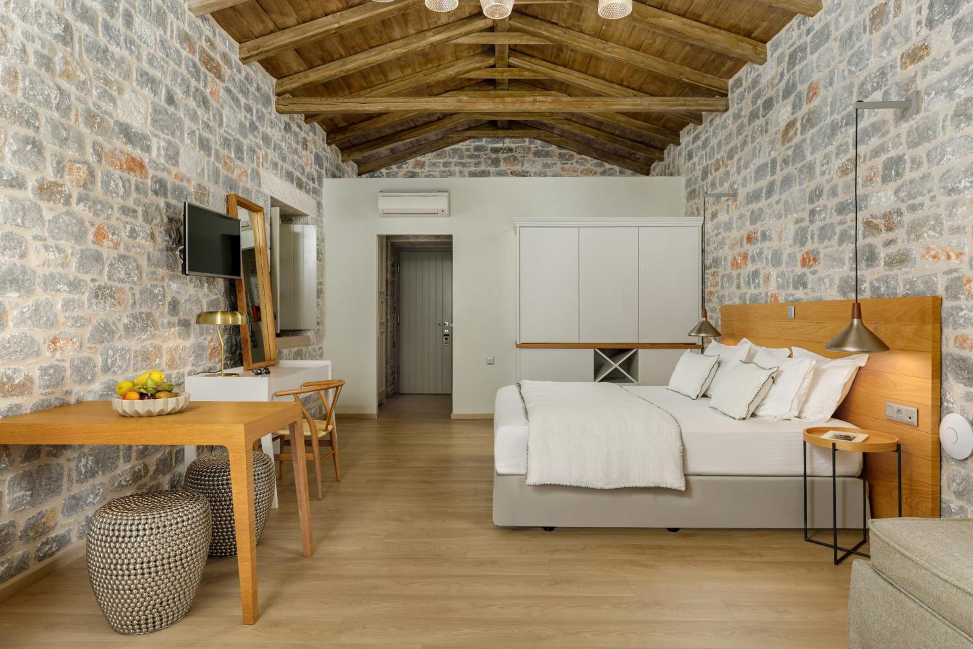 Trapela Limeni Luxury Suites Room photo